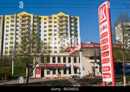 Station essence Lukoil à Chisinau, Moldova. Banque D'Images