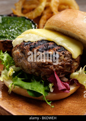 Cheeseburger et piment vert et coriandre relish editorial food Banque D'Images