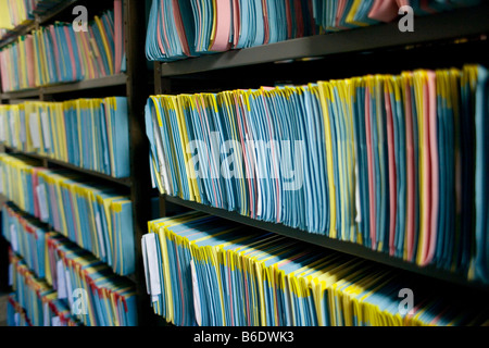 Dossiers médicaux sur des étagères dans un magasin. Banque D'Images