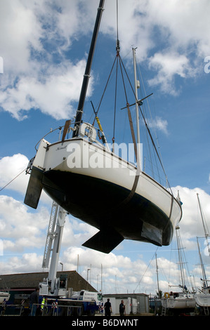 Bateaux de levage hors de l'eau pour l'hiver à ashlett sailing club Banque D'Images