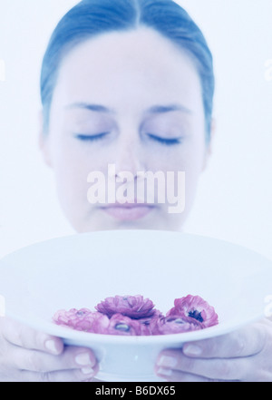 Woman holding bowl de pot-pourri parfumé, mélange de fleurs séchées, de l'odeur peut faciliter la détente Banque D'Images