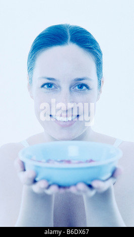 Woman holding bowl de pot-pourri parfumé, mélange de fleurs séchées, de l'odeur peut faciliter la détente Banque D'Images