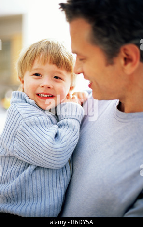 La paternité. Père holding et à la recherche d'amour à son fils de trois ans. Banque D'Images