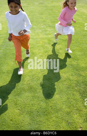 Les filles jouant sur l'herbe. Banque D'Images