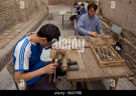 Uzbecistan, Khiva. Les élèves au travail en Ouzbékistan, Khiva Vieille ville Itchan Kala. 2008 Banque D'Images