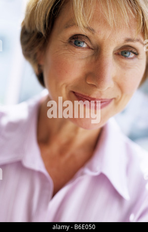 Femme souriante. 47 ans oldwoman à heureux. Banque D'Images