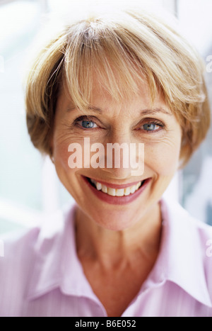 Femme souriante. 47 ans oldwoman à heureux. Banque D'Images