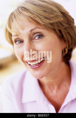 Femme souriante. 47 ans oldwoman à heureux. Banque D'Images