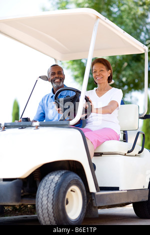 Les joueurs de golf. Mari et femme à l'aide d'un chariot de golf lors d'un parcours. Banque D'Images