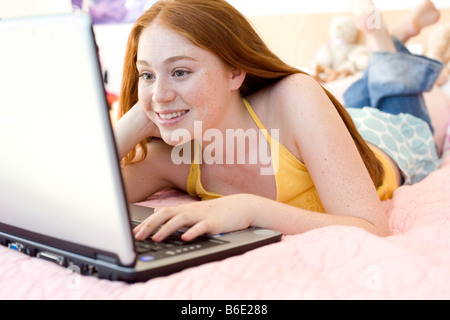 Teenage girl using a laptop computer. Banque D'Images