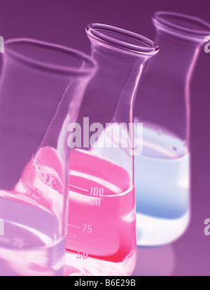 Fioles coniques. Trois fioles coniques contenant des solutions colorées. Banque D'Images