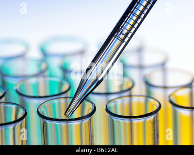 Le pipetage. Pipette graduée, avec des tubes à essai. Banque D'Images