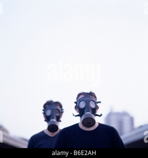 Des masques à gaz. Deux hommes portant des masques respiratoires à l'air libre. Banque D'Images