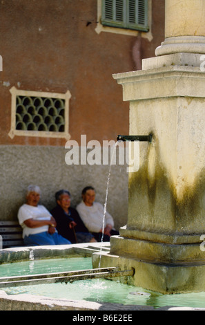 Vieille Femme coin sur la place du village de Gattieres près de Nice Banque D'Images