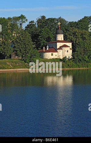 Église de Saint Clément de Rome (16e siècle), vue du fleuve Velikaya, Pskov, région de Pskov, Russie Banque D'Images