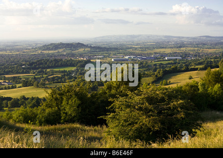 À la N de l'escarpe Cotswold sur le haut de Painswick Beacon, Gloucestershire vers Churchdown Hill et Brockworth Banque D'Images