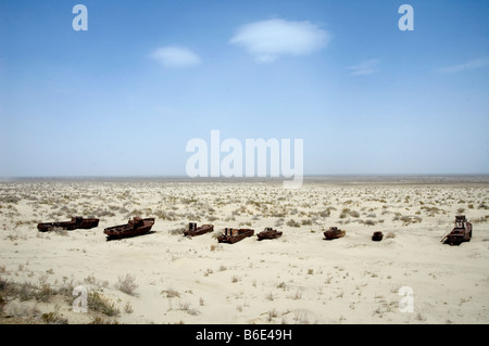 Ouzbékistan, Nukus: Bateaux de pêche abandonnés sur ce qui était la côte de la mer d'Aral. 2008. Banque D'Images