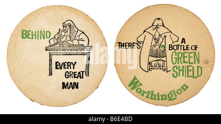 Derrière chaque grand homme juge worthington theres une bouteille de Green Shield beermat coaster reste verres de boissons Bière hou Public Banque D'Images