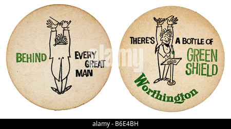 Worthington d'orchestre derrière chaque grand homme thres une bouteille de Green Shield beermat coaster reste verres de boissons Bière h Public Banque D'Images