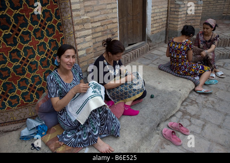 L'Ouzbékistan. Khiva. Les tisseurs de tapis et Dyer. La vieille ville de Khiva, Itchan Kala, Banque D'Images