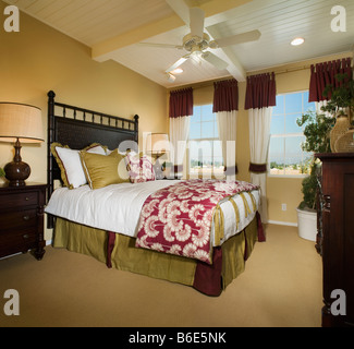 Maître contemporain chambre avec plafond en bois Banque D'Images