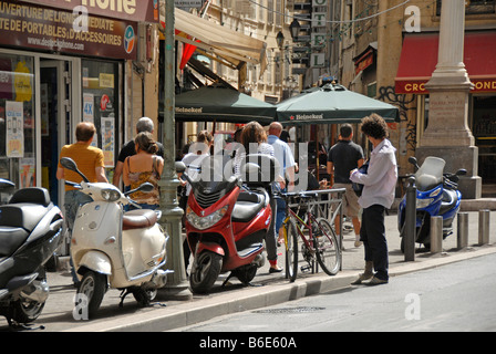 Les gens et scooter dans la vieille ville historique de Marseille, Provence, France Banque D'Images