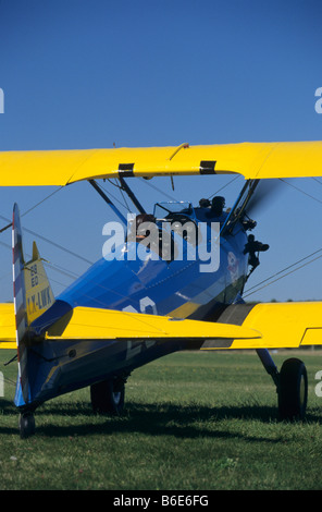 Ancien entraîneur américain Boeing biplan Stearman PT-17 Kaydet / 75 modèle prêt à départ Banque D'Images