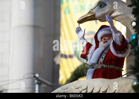 Le Père Noël arrive en ville. Banque D'Images