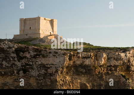 St Mary's Tower sur le haut de la falaise à Comino, Malte Banque D'Images