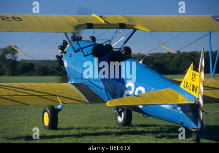 Ancien entraîneur américain Boeing biplan Stearman PT-17 Kaydet / 75 modèle prêt à départ Banque D'Images