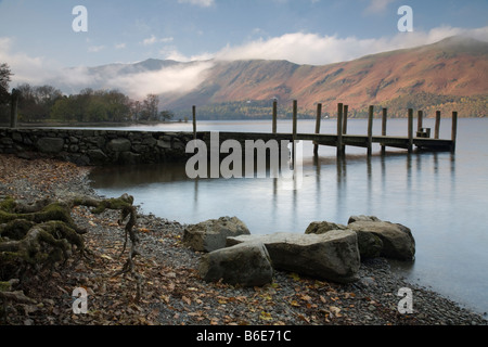 Vue depuis la baie de Barrow sur Derwent Water à vers Catbells Keswick Cumbria Lake District Uk Banque D'Images