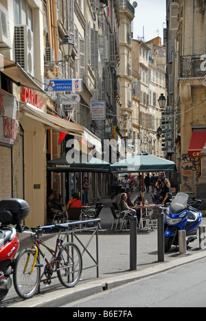 Cafe dans une petite rue latérale, Marseille, Provence, France, Europe Banque D'Images