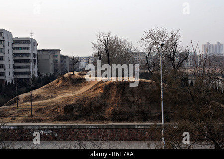 Un homme se tient sur un mur qui fait partie de la dynastie de Shang ruines à Zhengzhou, province du Henan Chine Banque D'Images