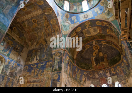 Intérieur et fresques de la cathédrale de la Transfiguration (1156) d'Mirozh monastère à Pskov, Russie Banque D'Images