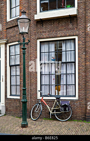 Location appuyé contre la fenêtre de la chambre sur la rue lampadaire Enkhuizen Pays-Bas Banque D'Images