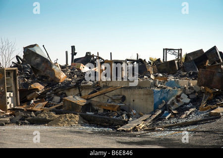 Abandonné à ferrailles après un grand incendie Banque D'Images