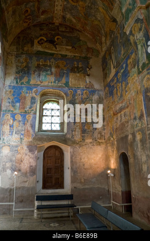 Intérieur et fresques de la cathédrale de la Transfiguration (1156) d'Mirozh monastère à Pskov, Russie Banque D'Images