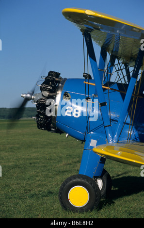 Ancien entraîneur américain Boeing biplan Stearman PT-17 Kaydet / 75 modèle à partir du moteur radial et prêt au départ Banque D'Images