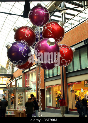 Décorations de Noël unique dans le centre commercial de Cabot Circus bristol,atrium.UK. Banque D'Images