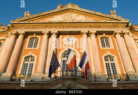 Drapeaux à l'extérieur de l'édifice du Capitole à Toulouse France Banque D'Images