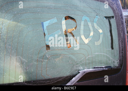 Mot 'FROST' written on frozen la vitre arrière de la voiture. Photo par Willy Matheisl Banque D'Images