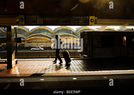 Les passagers de l'aéroport à pied du métro jusqu'à l'aéroport national Ronald Reagan de Washington DC. Banque D'Images