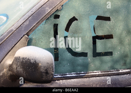 Mot 'ICE' écrit sur la fenêtre glacée d'une voiture. Photo par Willy Matheisl Banque D'Images