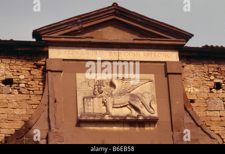 Lion ailé symbole de Venise à Porta San Alessandro à Citta Alta, à Bergame, Lombardie Italie Banque D'Images