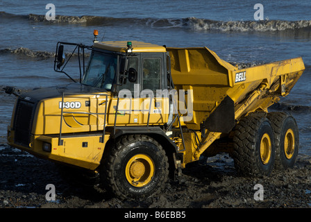 Camion dumper Bell travaille sur défenses côtières, East Lane, Bawdsey, Suffolk, UK. Banque D'Images