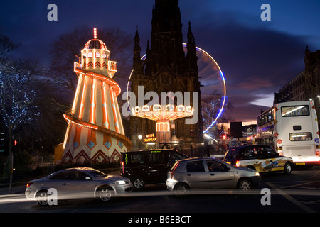 Helter-Skelter traditionnel en bois ancien, du parc des expositions pour enfants spiral slide Noël écossais de foire avec des lumières, Princess Street, Edinburgh, Royaume-Uni Banque D'Images