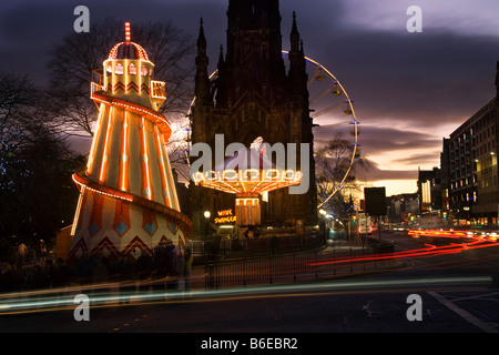 Helter-Skelter traditionnel en bois ancien, du parc des expositions pour enfants spiral slide Noël écossais de foire avec des lumières, Princess Street, Edinburgh, Royaume-Uni Banque D'Images