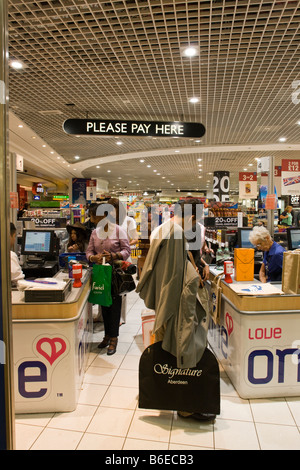 Duty Free Shop, salon de départ Terminal 3, Heathrow, Londres, Angleterre Banque D'Images