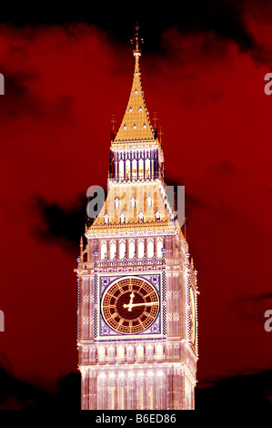 Négatif couleur numérique de nuages de tempête s'abattant sur Big Ben à Londres Banque D'Images