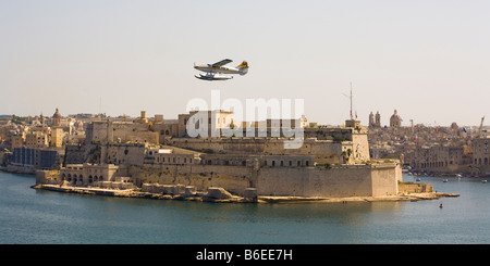 Voir l'hydravion volant à basse altitude au-dessus du port de La Valette, La Valette, Malte Banque D'Images